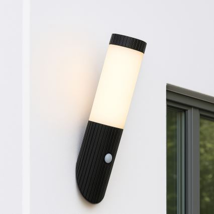Brilliant - Outdoor-Wandleuchte mit Sensor KALEO 1xE27/10W/230V IP44 schwarz