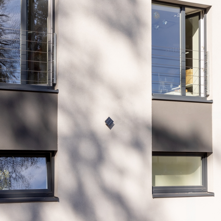 LED-Solarwandleuchte mit Sensor LED/2W/5V IP54 1300 mAh