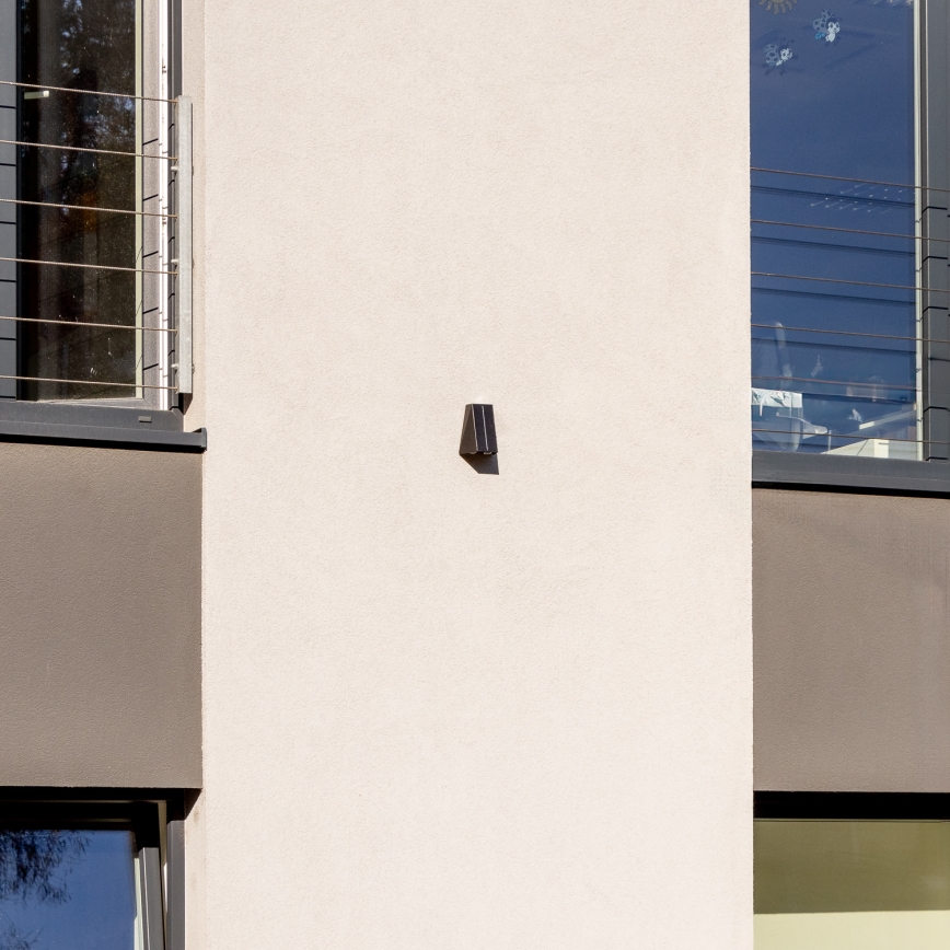 LED Solar-Wandleuchte mit Sensor LED/2W/5V IP54 1300 mAh