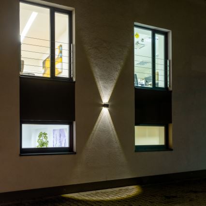 LED-Solarwandleuchte mit Sensor LED/2W/5V IP54 1300 mAh