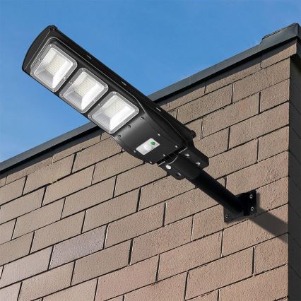 LED dimmbare Solar-Straßenleuchte mit Bewegungs- und Dämmerungssensor LED/12W/3,2V 6000K IP65 10000 mAh schwarz + Fernbedienung