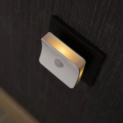 Osram - LED RGB Orientierungsleuchte für die Steckdose mit Sensor LUNETTA LED/0,3W/230V